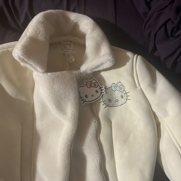 Hello kitty outfit - Picture 3 of 3